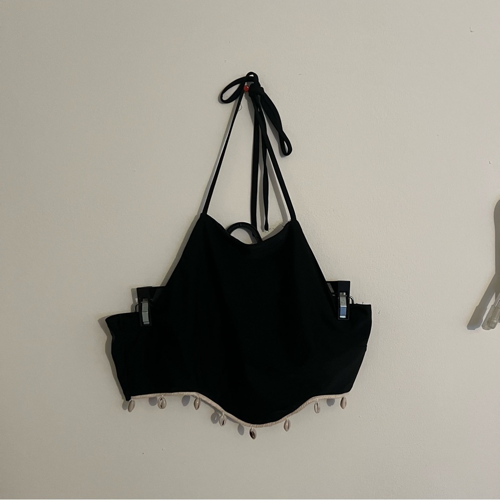 Black crop top with shell design